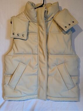 Cream Puffer Vest - Sleeveless Quilted Jacket Women’s NWOT Size Medium Full